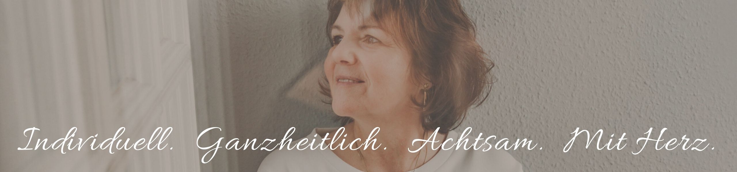 Dekobild Regina Feil mit Schriftzug "Individuell. Ganzheitlich. Achtsam. mit Herz."